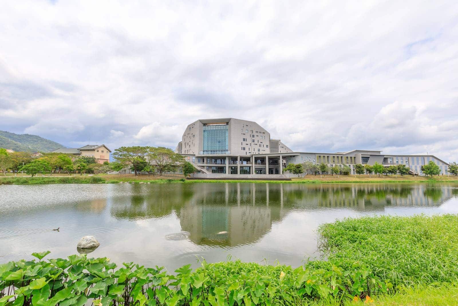 該校擁有國際建築網站評為「全球8座最獨特圖書館」，近年更以綠色大學為治校主軸。 臺東大學/提供。
