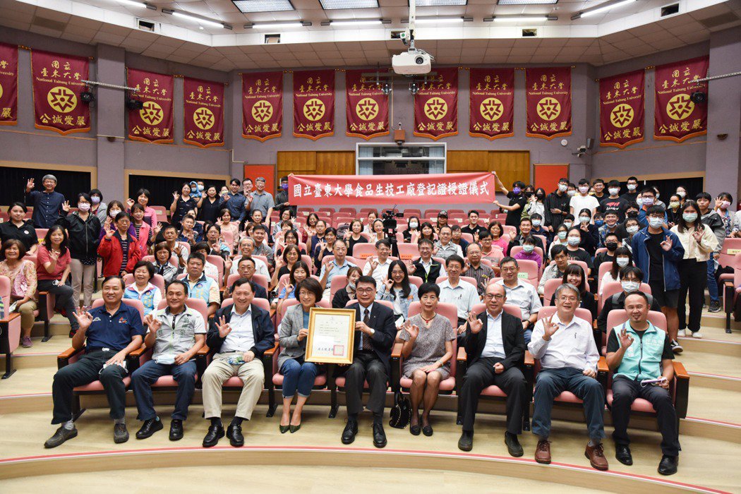 授證儀式合影。 黃啟銘/攝影。