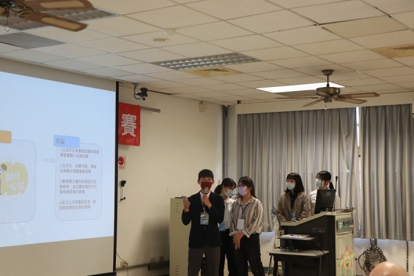 創新創意組第一名東城衛團隊報告。圖：臺東大學提供
