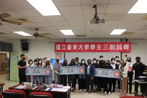 ▲策展人葉佳家同學分享2019年前往比達友族長屋交流的在地生活經驗。（圖／記者楊漢聲翻攝）  原文網址: 崩落的野生動物天堂─東馬婆羅洲　熱帶雨林展 | ETtoday地方新聞 | ETtoday新聞雲 https://www.ettoday.net/news/20211108/2119273.htm#ixzz7BgTRWa4l Follow us: @ETtodaynet on Twitter | ETtoday on Facebook