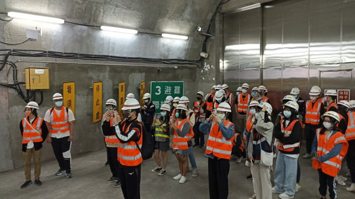 東大師生參訪草埔隧道避難空間電化控制設備。圖：臺東大學提供