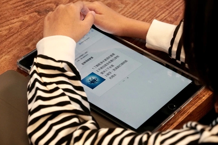 iPad展示「聯合國永續發展目標(SDGS)」的重要性。黃子倫攝