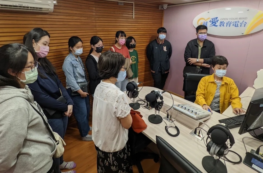 東大華語系同學參訪播音室