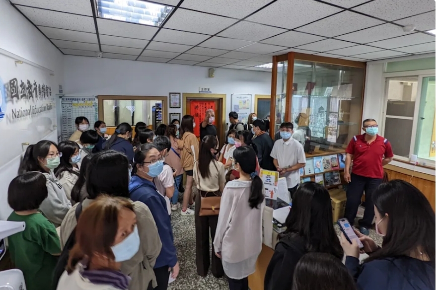 東大華語系同學參訪電臺服務臺