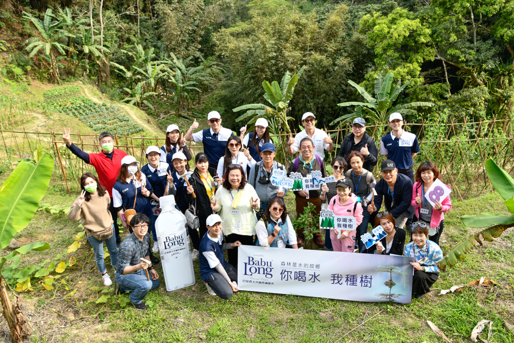 3月11日新竹縣橫山鄉你喝水我種樹計畫首發團合影。 臺東大學創新育成中心/提供。