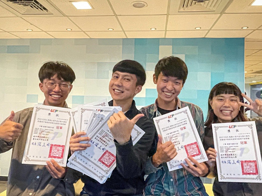 「SUrPrise！環境教育小旅行概念」團隊成員合照，（由左至右）林期禾、許立群教授、陳翔一、戴品妤。 臺東大學/提供。