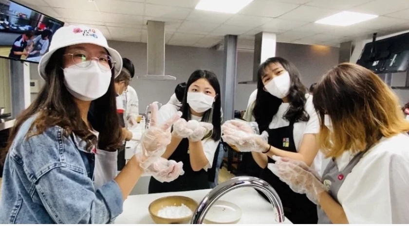 大學生們在關山「米國學校」，上食農教育課程製作飯糰。記者卜敏正／攝影