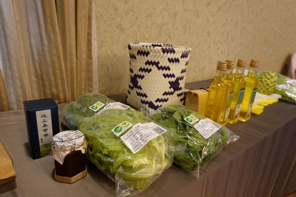 國立台東大學與飯店業者合作透過綠色餐飲認證計畫協助採購行銷鳳梨釋迦、米、蔬菜等友善環境農產品。