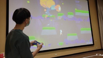 圖：數媒系學生製作與紅葉少棒相關的互動式遊戲。（記者陳盈貞／攝）