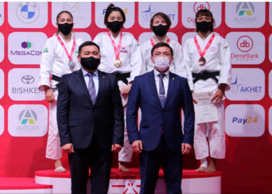 許琳宣（後排右一）代表台灣在2021亞洲大洋洲柔道錦標賽中，拿下季軍。 臺東大學提供。