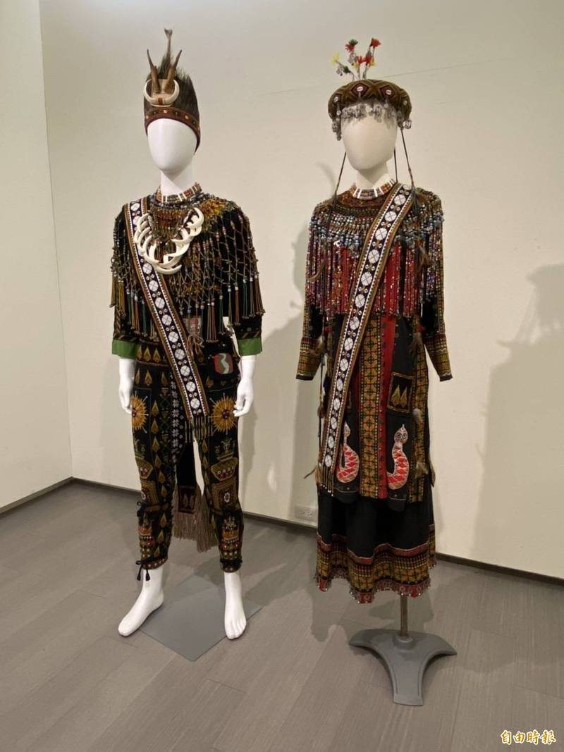 陳利友妹繡縫的王子與公主的排灣族傳統服飾極為華麗。（記者陳賢義攝）