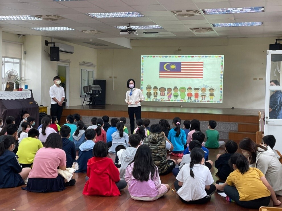 (圖說)附屬實驗國民小學黃雪萍校長開場致詞。 (圖說)黃俊景同學介紹馬來西亞問候語。 (圖說)馬來西亞分享會後大合照。 (圖說)泰國分享會後大合照。