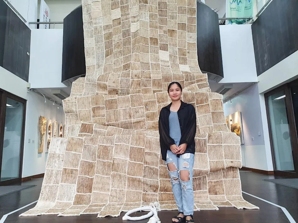 林戎依作品「大地的日記本」，以365片樹皮布拼接而成，從臺東大學南島中心大廳2樓垂掛而下。