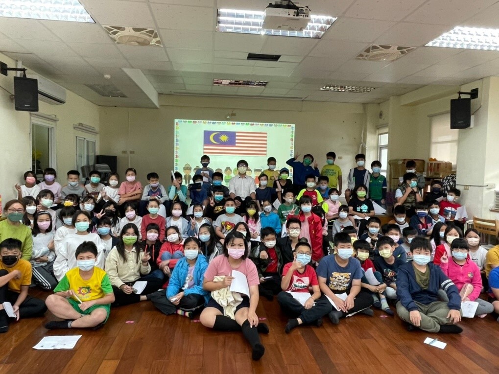 (圖說)附屬實驗國民小學黃雪萍校長開場致詞。 (圖說)黃俊景同學介紹馬來西亞問候語。 (圖說)馬來西亞分享會後大合照。 (圖說)泰國分享會後大合照。