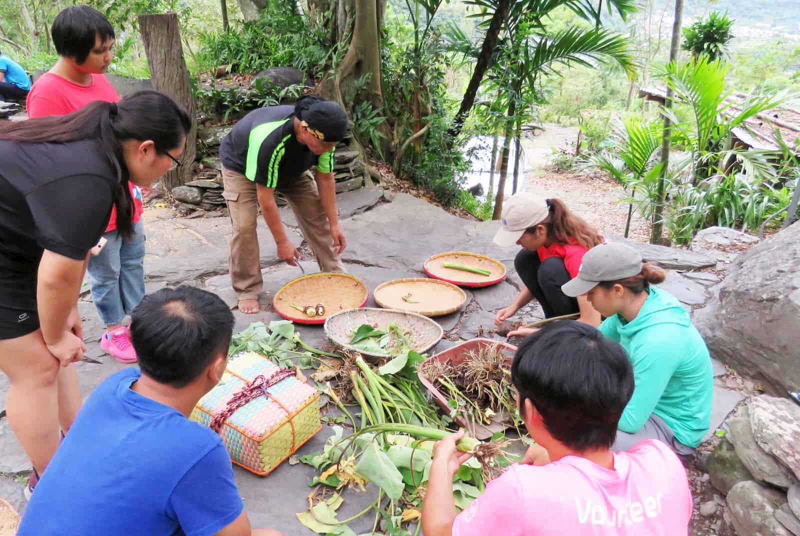 到嘉蘭陳家石板屋家進行傳統農作物認識與農事體驗。