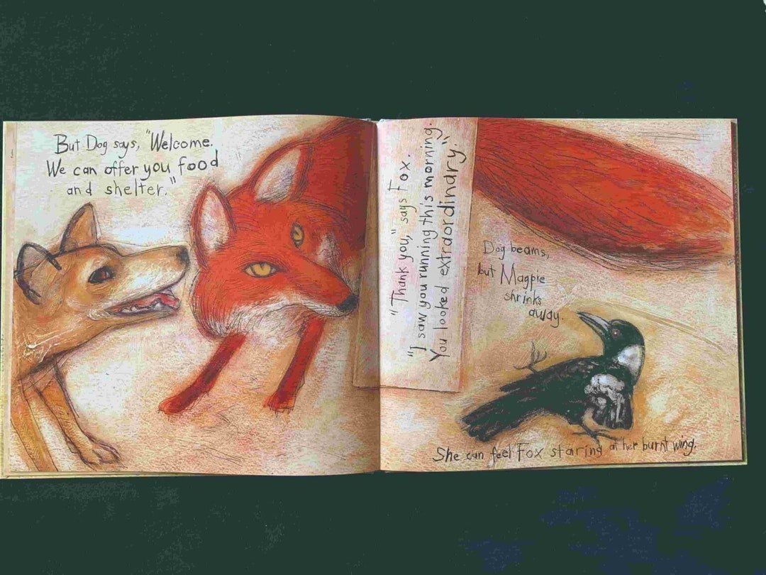 後段，動物們看到小老鼠吃榴槤，也想嚐嚐看。劉旭恭再次以榴槤本身相近的色彩，寫滿動物「好想吃榴槤」的心底話，直白的傳達了牠們想吃的慾望，如此強烈、瀰漫在空中，帶來幽默的效果。  寫字體阻礙閱讀，卻製造氛圍 接下來，我想介紹澳洲的繪本《狐狸》（FOX），此書一出版就獲得當年澳洲的年度好書大獎。  故事描寫鵲鳥在一場火災中，傷了翅膀，再也不能飛了。一條獨眼的狗照顧她，讓她騎乘著他的背，藉著狗的奔跑，宛若飛翔。狗和鵲鳥成為好朋友，形影不離。這一切，看在生性孤僻的狐狸眼底很不習慣。  狐狸在這對好友之間試探，不斷在鵲鳥耳邊低語：「我跑得比狗快、比風快哦！離開狗，跟我走吧！」引起鵲鳥心生動搖⋯⋯。以動物故事借喻描寫人類的友情、背叛、忌妒和孤獨，是一本深刻透析人性的寓言。  插畫家藍. 布魯克斯在《狐狸》繪本中，故意以左手書寫，一筆一劃刻畫、模仿小孩的手寫字，他希望製造閱讀障礙，讓讀者「慢下來」，在閱讀中感受到鵲鳥的不適、混亂和痛苦。讀者甚至有時必須把書反過來，才能閱讀頁面。插畫家推翻了「閱讀」出版的常態假設，執意讓讀者讀得「艱辛」，因而更能理解故事的深意。