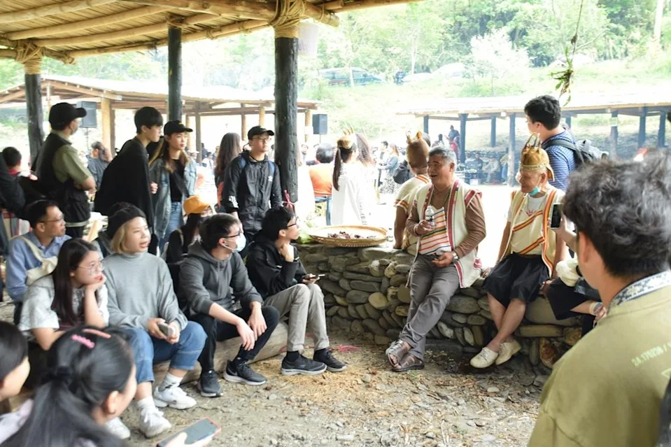 為進一步了解當地布農族文化，學生們除了參訪武陵部落射耳祭，許多素材及靈感都來自其中。
