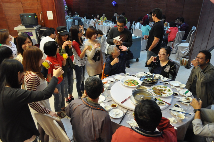 圖一 同學們與師長相互認識與祝福